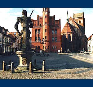 Marktplatz mit Roland-Standbild in Perleberg