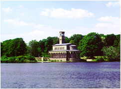 Blick auf die Heilandskirche in Sacrow bei Potsdam